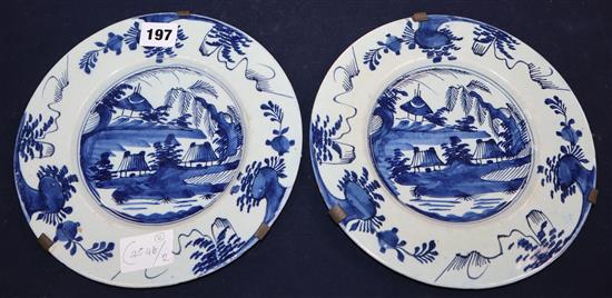 A pair of 18th century Delft blue and white dishes diameter 22.5cm